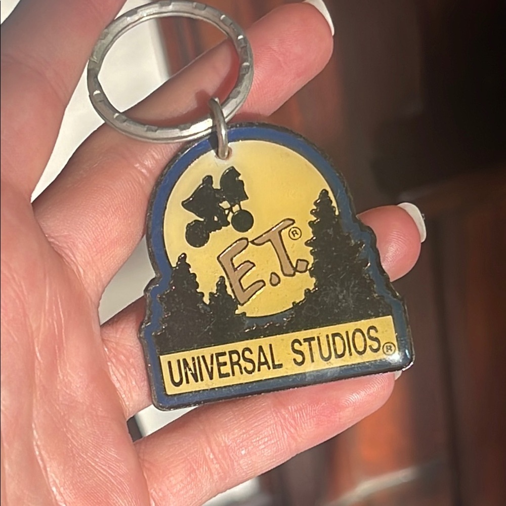 1982 E.T. Universal Studios vintage keychain